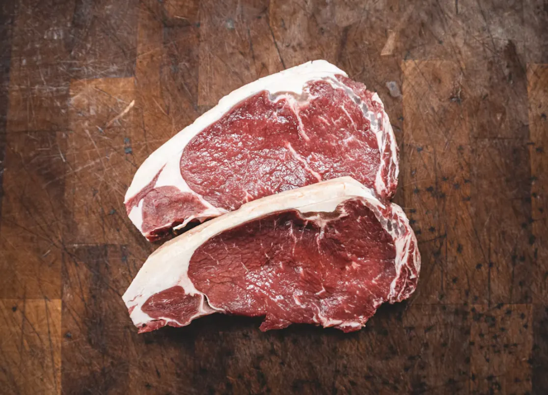 Bistecche di carne fresca su un tagliere