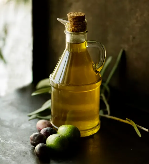 Ampolla di olio extravergine con olive fresche